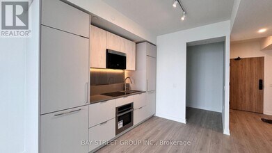 1 Fairview Rd E in Mississauga, ON - Building Photo - Building Photo