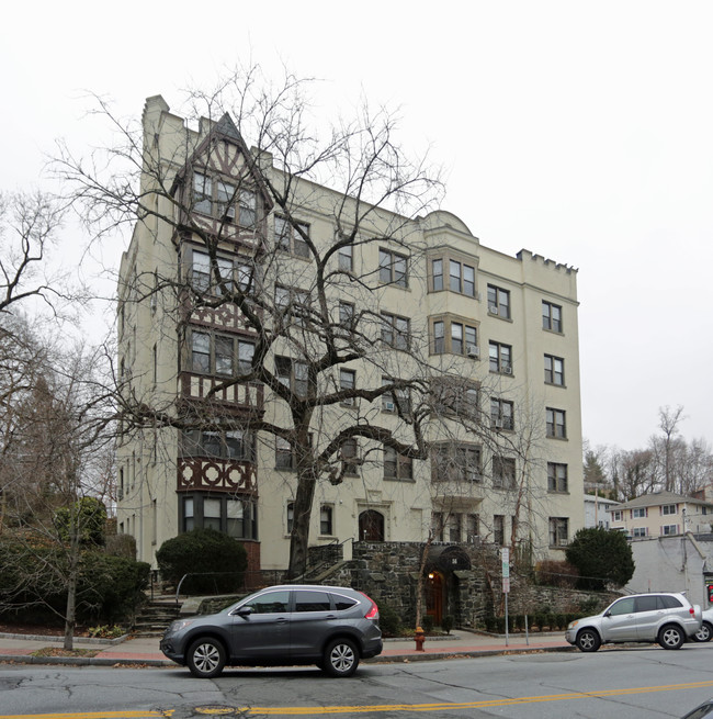 56 Pondfield Rd W in Bronxville, NY - Foto de edificio - Building Photo