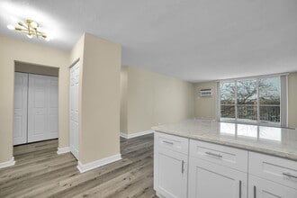 2222 S Stewart Ave in Lombard, IL - Building Photo - Building Photo