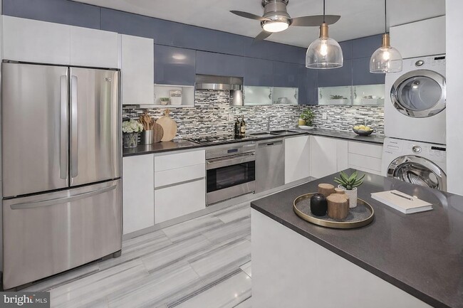 5902 Mt Eagle Dr, Unit 809 in Alexandria, VA - Foto de edificio - Building Photo