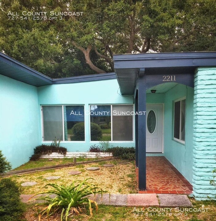 2211 Edythe Dr in Dunedin, FL - Building Photo