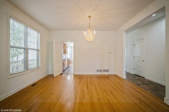 2558 W Lake Ave in Glenview, IL - Building Photo - Building Photo