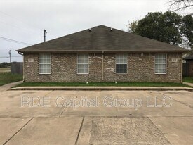 501 Sally Ln in Cleburne, TX - Building Photo