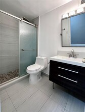 999 Brickell Bay Dr, Unit 709 in Miami, FL - Foto de edificio - Building Photo