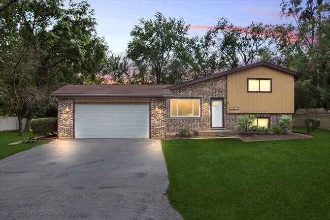 33W067 Bonnie St in St. Charles, IL - Building Photo - Building Photo