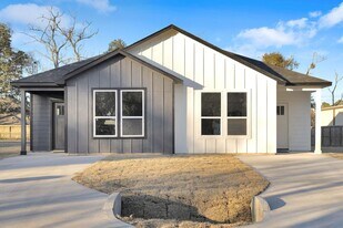 104 Runnels St in Willis, TX - Building Photo