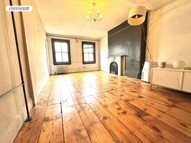327 W 18th St in New York, NY - Building Photo