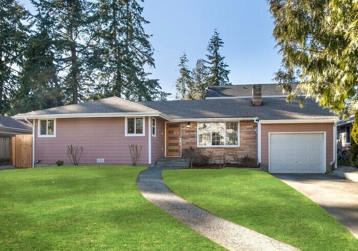12049 Roosevelt Way NE in Seattle, WA - Building Photo