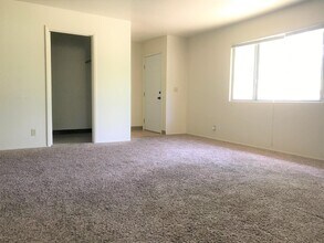 2061 Rosamond Ave-Unit -1 in Shasta Lake, CA - Foto de edificio - Building Photo