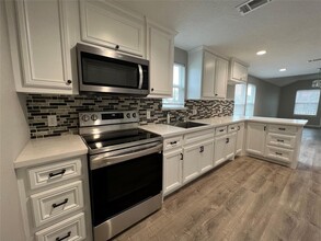 300 Longstreet Rd in Willis, TX - Building Photo - Building Photo