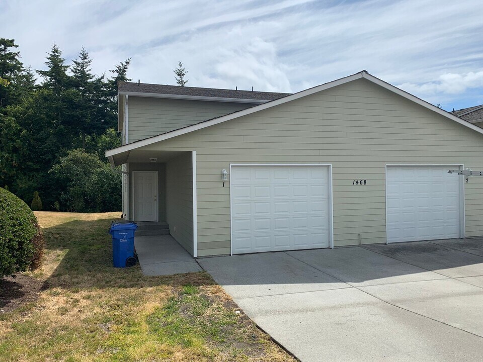 1468 NW Falls Creek Loop-Unit -#1 in Oak Harbor, WA - Foto de edificio