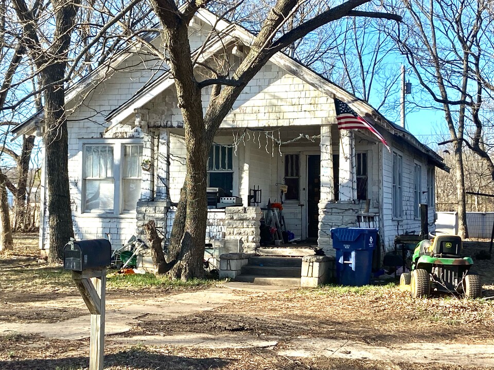 711 E 9th St in Pawhuska, OK - Building Photo