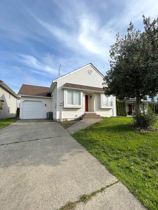 5614 Kathleen Dr in Chilliwack, BC - Building Photo