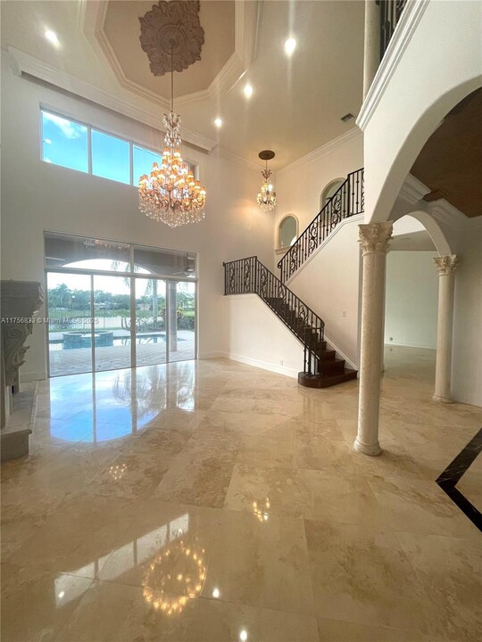 2547 Montclaire Cir in Weston, FL - Building Photo