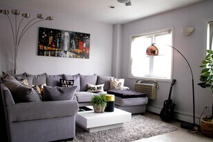 1155 Welling Ct, Unit 3rd floor in Astoria, NY - Building Photo