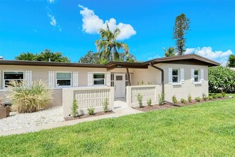 7521 Sundial Terrace in Sarasota, FL - Foto de edificio - Building Photo