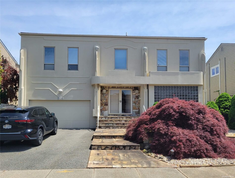 3123 Judith Dr in Bellmore, NY - Building Photo