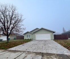 7438 Boyd Pl in Klamath Falls, OR - Building Photo