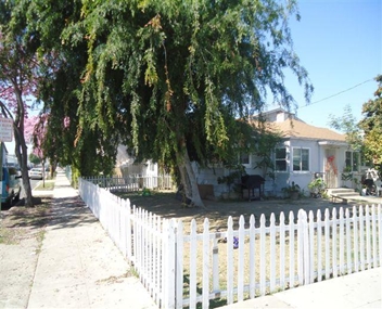 604 N Eastwood Ave in Santa Ana, CA - Foto de edificio - Building Photo