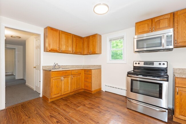 174 Mills Pond Rd in Saint James, NY - Building Photo - Building Photo