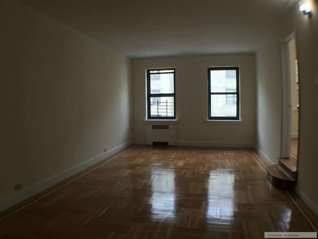 105 Arden St, Unit 4H in New York, NY - Foto de edificio - Building Photo