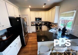 347 Ivy Glen Cir in Avondale Estates, GA - Foto de edificio - Building Photo