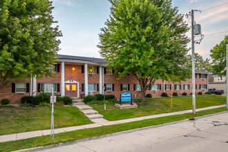 River Park Apartments in Waukesha, WI - Foto de edificio - Building Photo