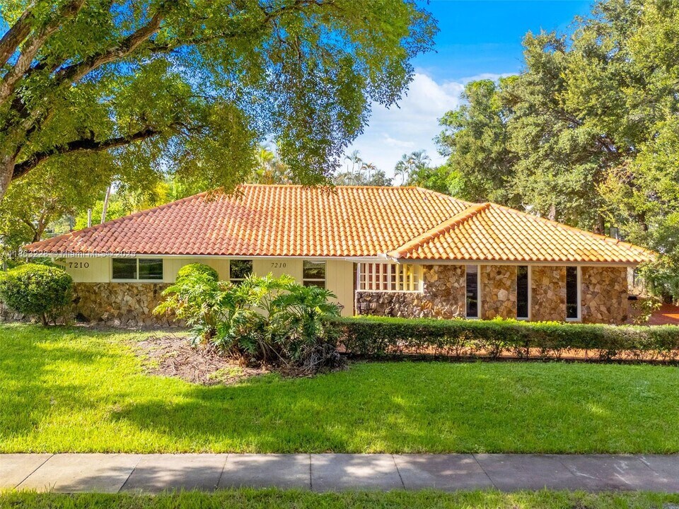 7210 W Troon Cir in Miami Lakes, FL - Building Photo