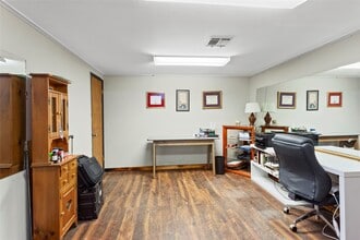 200 Motel Dr. in Alvin, TX - Foto de edificio - Building Photo