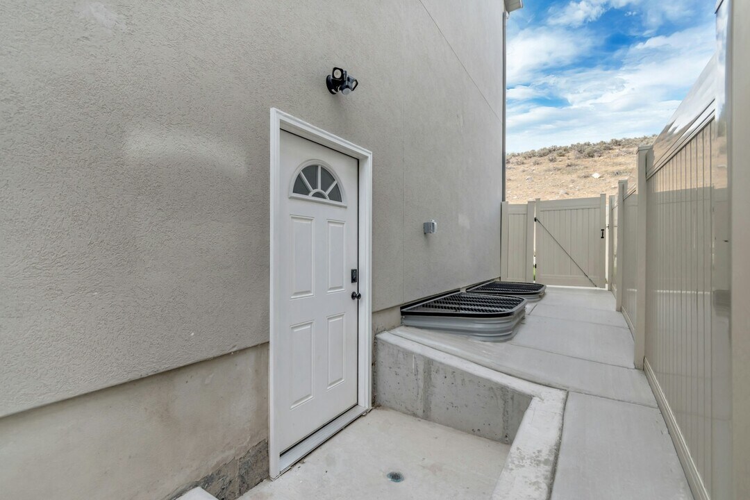 1316 W Quailhill Rd in Saratoga Springs, UT - Building Photo