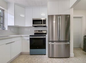3334 SW 24th St in Miami, FL - Building Photo - Building Photo