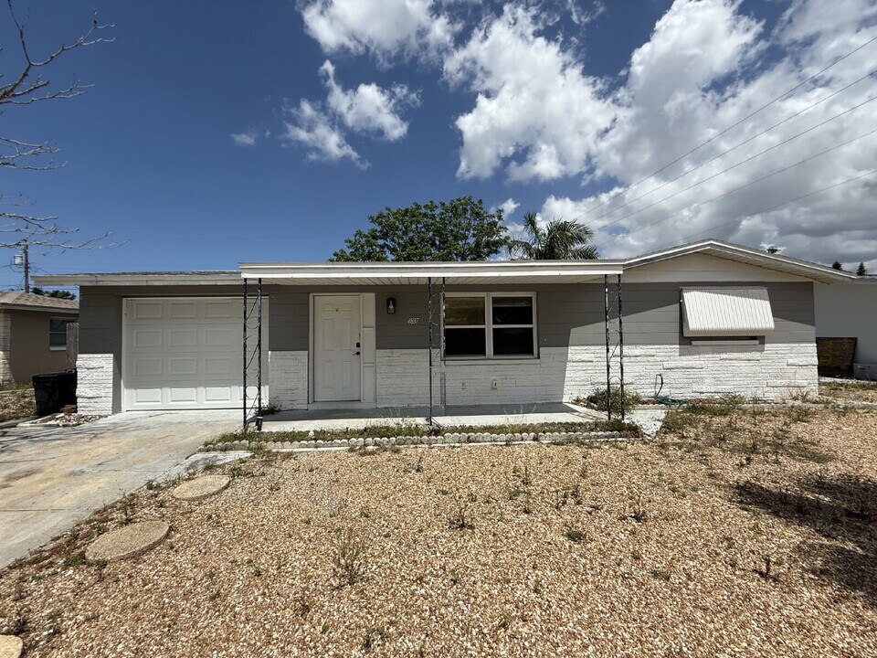 4837 Vision Ave in Holiday, FL - Building Photo