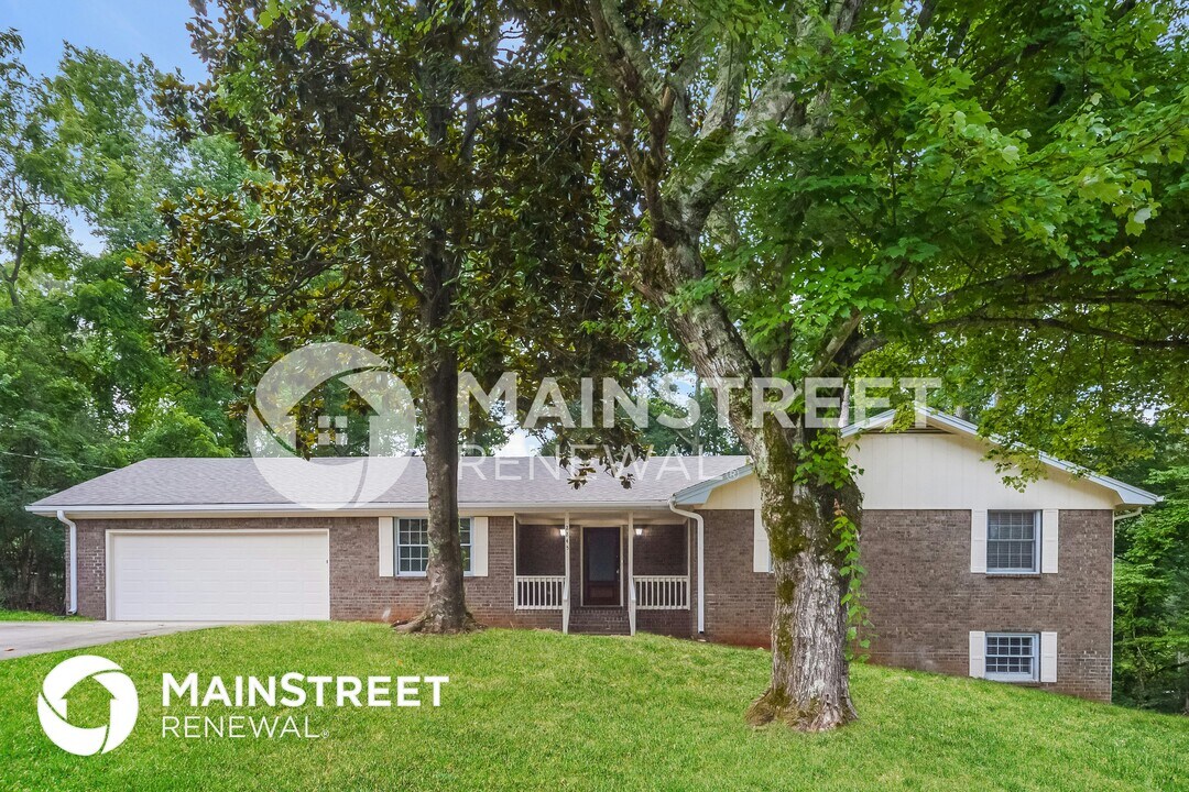 2245 Pinewood Dr in Covington, GA - Foto de edificio