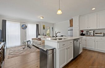 38 W Washington Ave in Stamford, CT - Building Photo - Building Photo