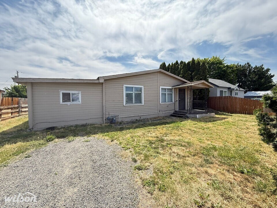 2003 S 5th Ave in Yakima, WA - Building Photo