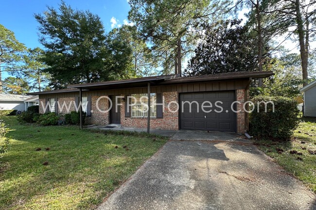 802 Meadow Ln in Fort Walton Beach, FL - Foto de edificio - Building Photo