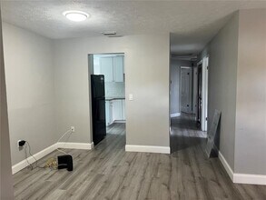 10017 N Hyaleah Rd in Tampa, FL - Building Photo - Building Photo