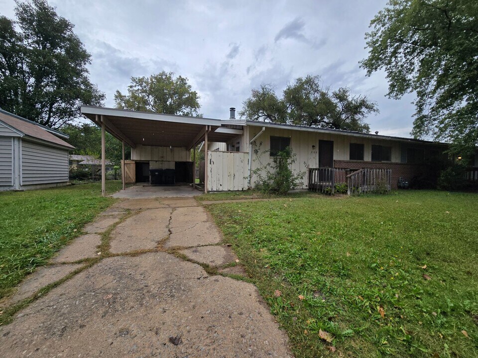 2106 Wellesley Dr in Topeka, KS - Building Photo