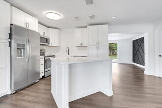3864 Coconut Cir S in Naples, FL - Building Photo - Building Photo