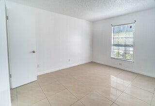 Hermitage Apartments in Valrico, FL - Foto de edificio - Building Photo