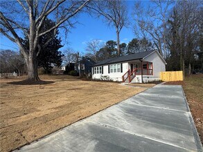 1226 Beechview Dr SE in Atlanta, GA - Foto de edificio - Building Photo
