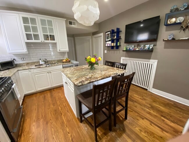 5016 N Major Ave, Unit Jefferson Park 2bd 1bath in Chicago, IL - Building Photo - Building Photo
