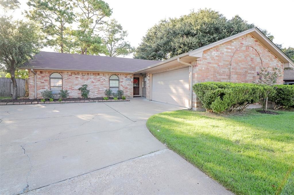 4302 W Grant St in Deer Park, TX - Building Photo