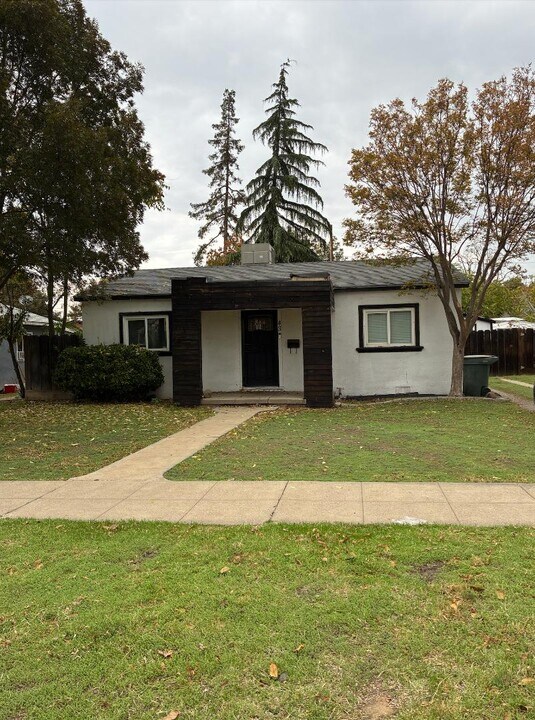 43 W 25th St in Merced, CA - Building Photo