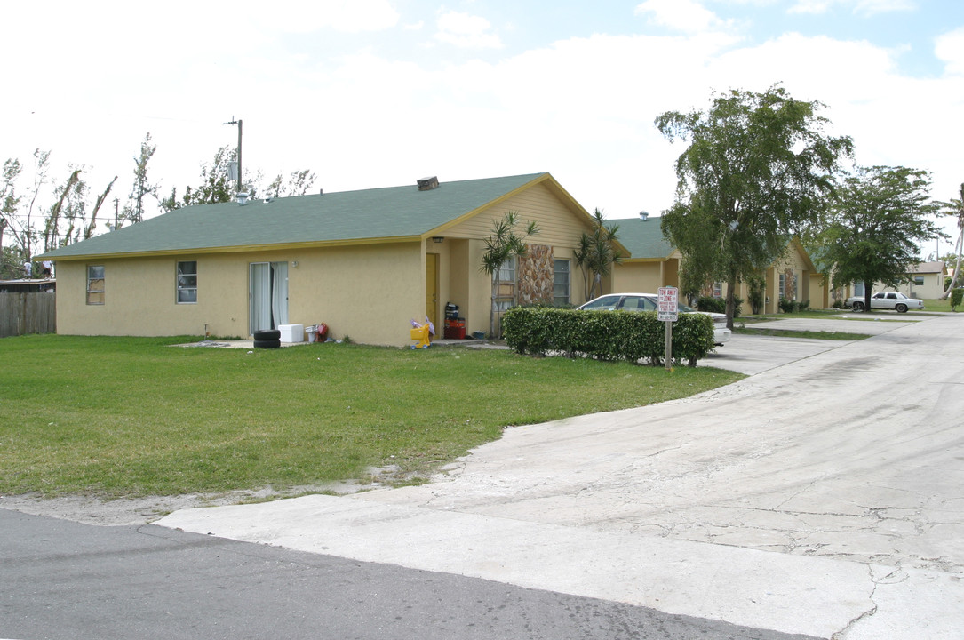 4916 Serafica Dr in Lake Worth, FL - Building Photo