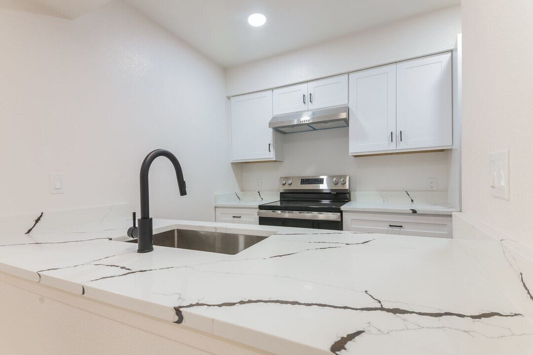 9920 Forest Ln in Dallas, TX - Foto de edificio