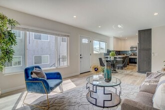 2049 Diamond St in San Diego, CA - Building Photo - Building Photo