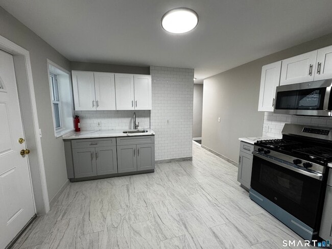 45-51-51 Cowles St, Unit 45 in Bridgeport, CT - Foto de edificio - Building Photo