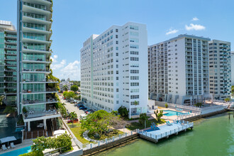 Bay Garden Manor in Miami, FL - Building Photo - Building Photo