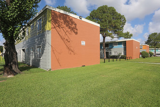 Redwood Garden Apartments in Houston, TX - Building Photo - Building Photo